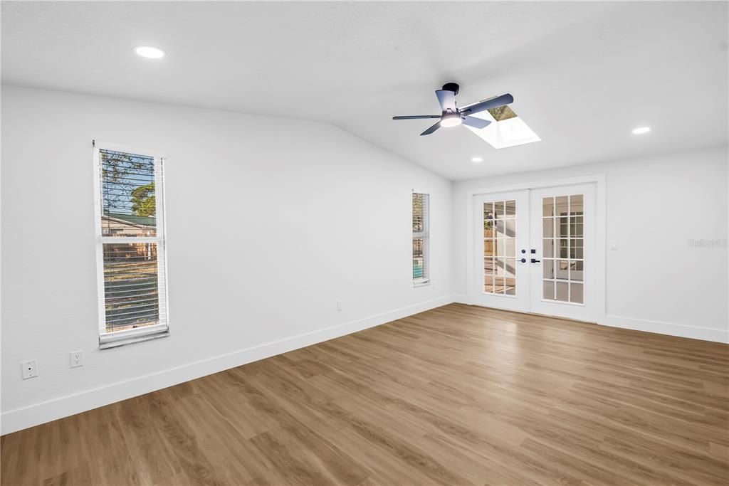 Activo con contrato: $599,900 (4 camas, 2 baños, 1870 Pies cuadrados)