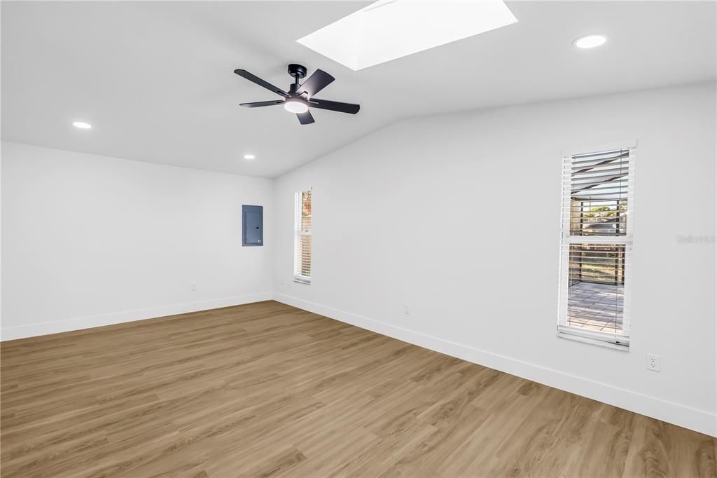 Activo con contrato: $599,900 (4 camas, 2 baños, 1870 Pies cuadrados)