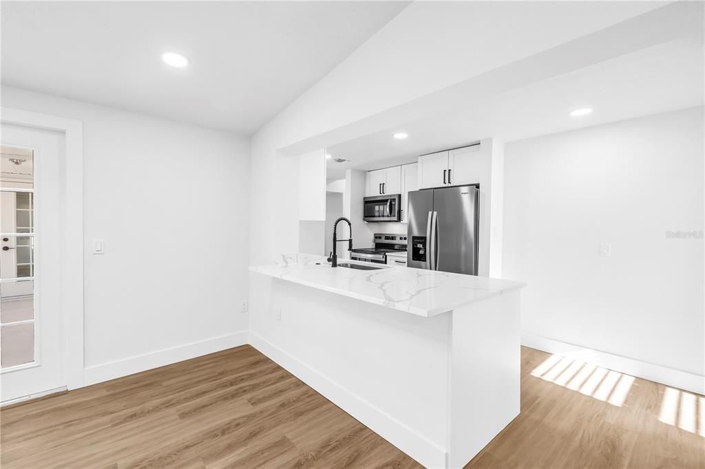 Activo con contrato: $599,900 (4 camas, 2 baños, 1870 Pies cuadrados)