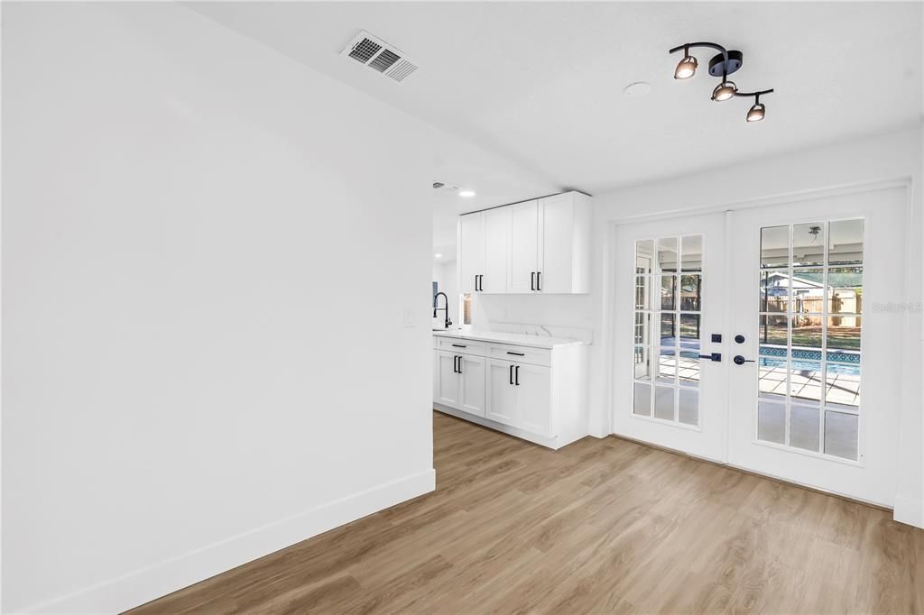 Activo con contrato: $599,900 (4 camas, 2 baños, 1870 Pies cuadrados)