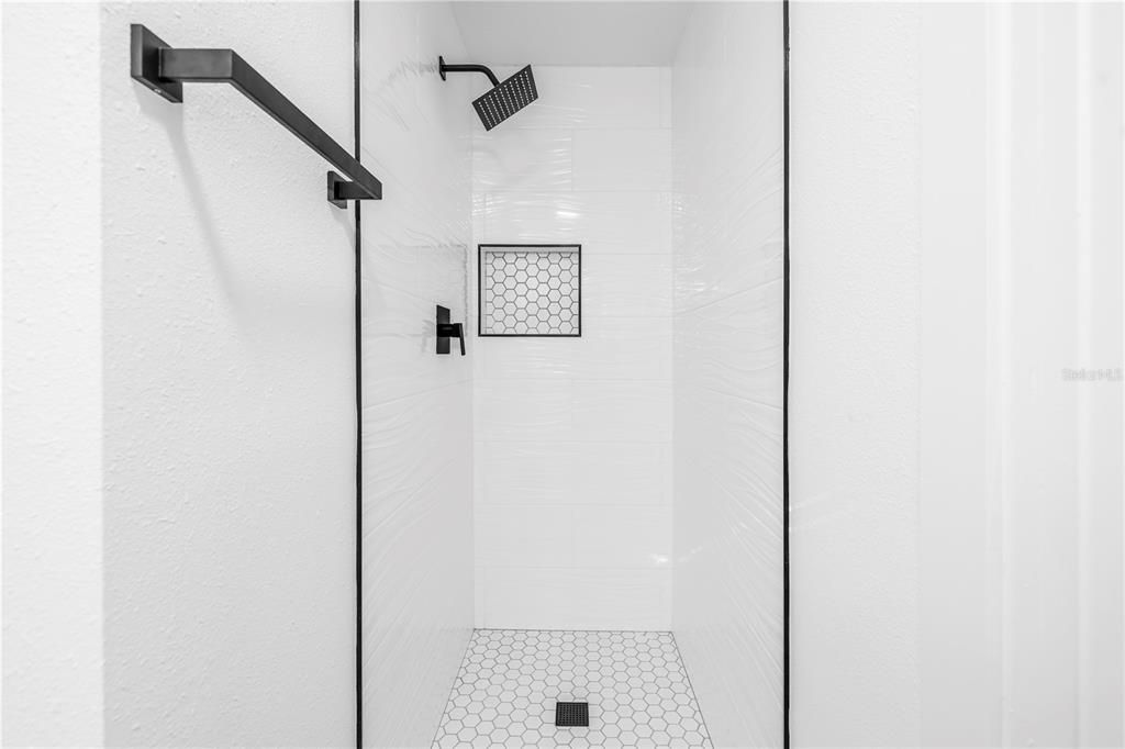 Activo con contrato: $599,900 (4 camas, 2 baños, 1870 Pies cuadrados)