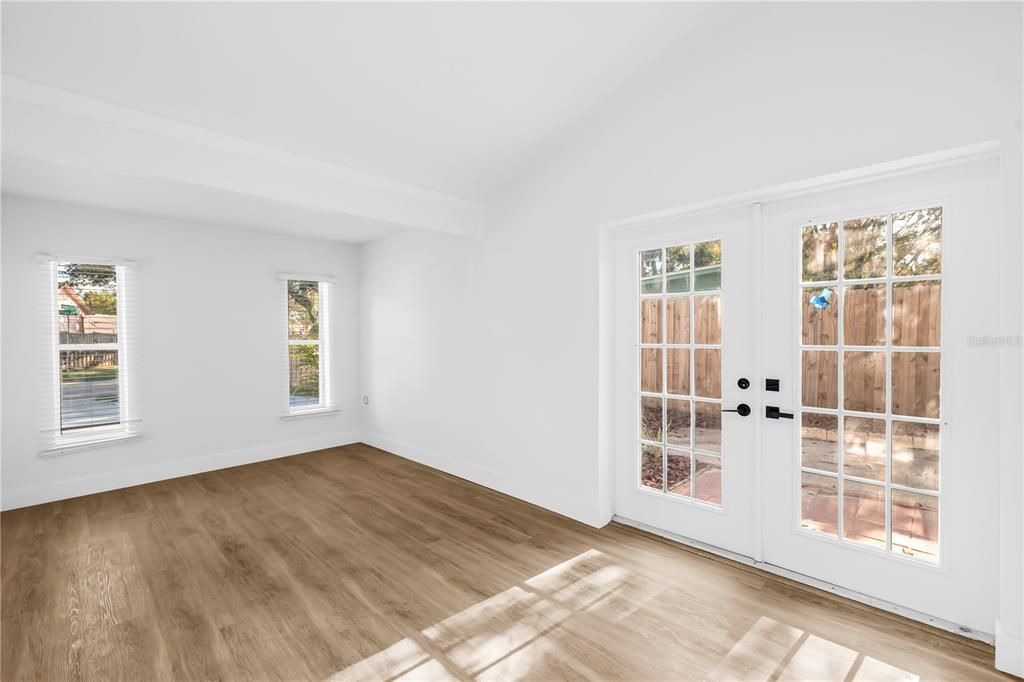 Activo con contrato: $599,900 (4 camas, 2 baños, 1870 Pies cuadrados)