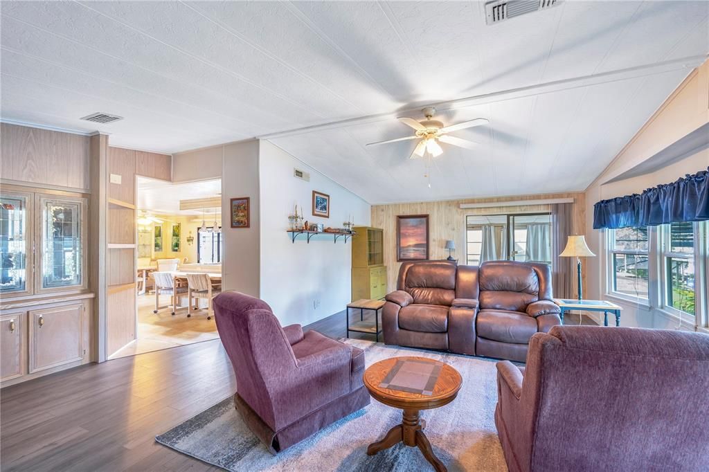 На продажу: $150,000 (2 спален, 2 ванн, 1344 Квадратных фут)