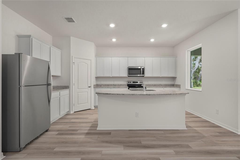 На продажу: $354,900 (5 спален, 3 ванн, 1984 Квадратных фут)