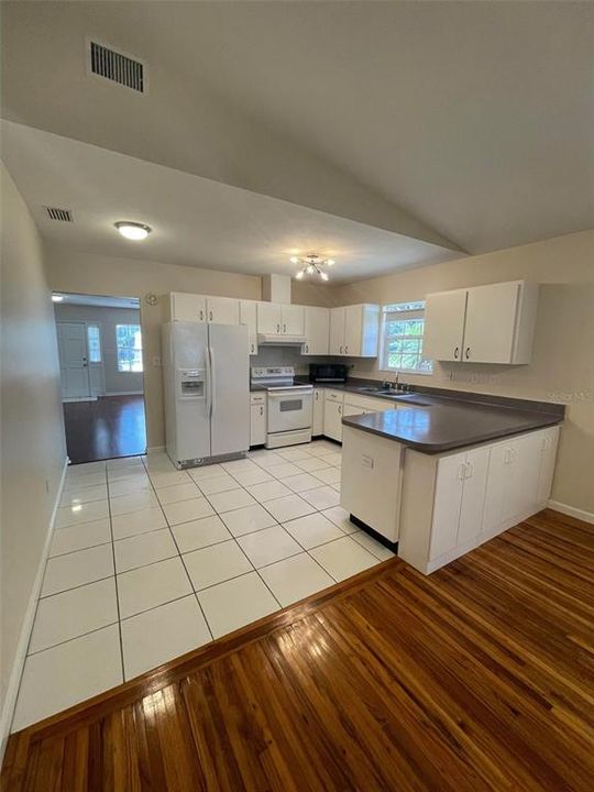 For Rent: $3,100 (3 beds, 2 baths, 1566 Square Feet)