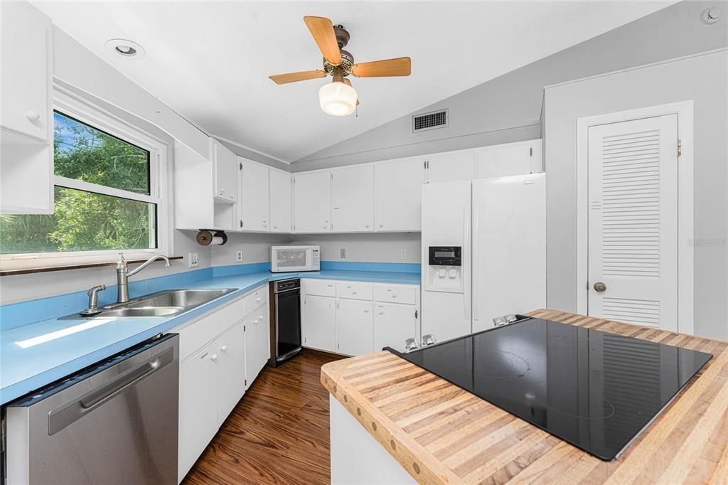 For Sale: $820,000 (3 beds, 2 baths, 2847 Square Feet)