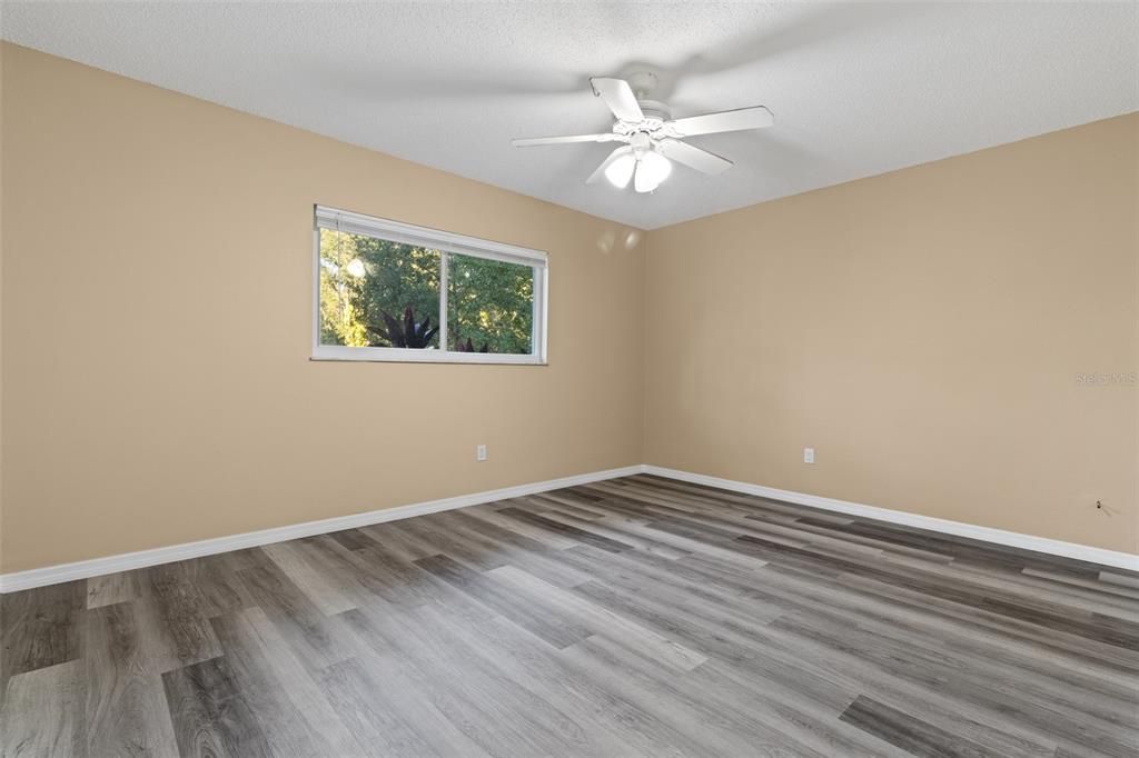 На продажу: $299,999 (3 спален, 2 ванн, 1275 Квадратных фут)