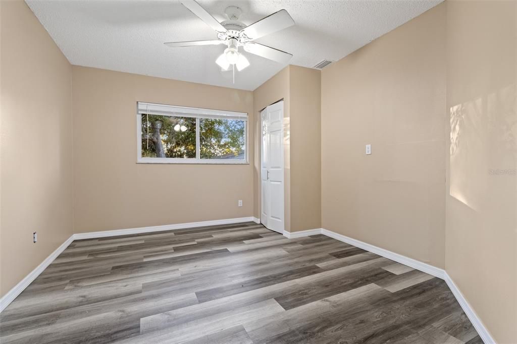 На продажу: $299,999 (3 спален, 2 ванн, 1275 Квадратных фут)