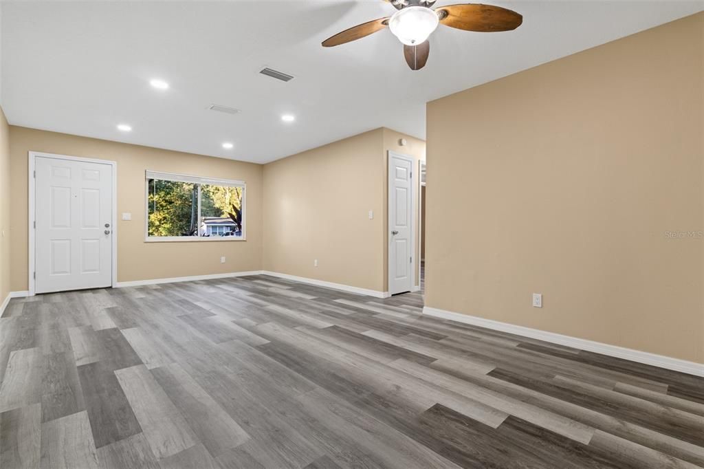 На продажу: $299,999 (3 спален, 2 ванн, 1275 Квадратных фут)