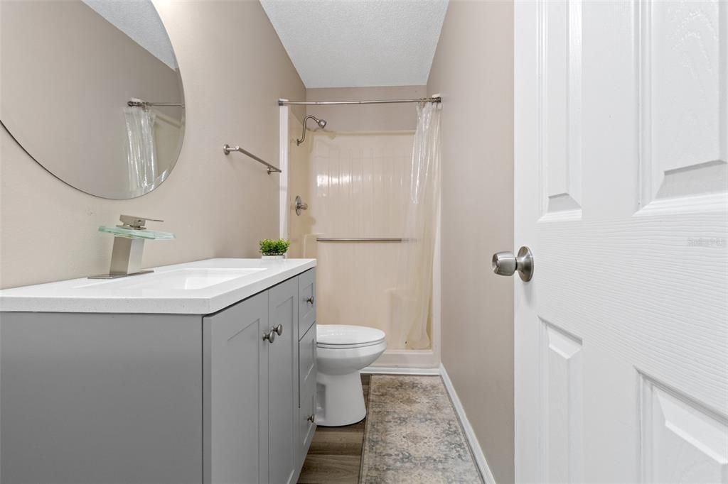 На продажу: $299,999 (3 спален, 2 ванн, 1275 Квадратных фут)