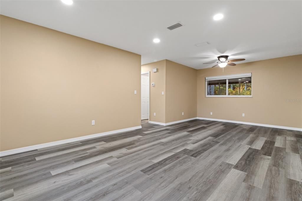 На продажу: $299,999 (3 спален, 2 ванн, 1275 Квадратных фут)