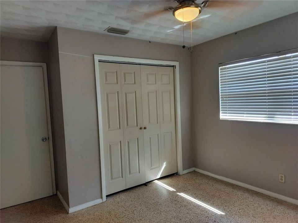 出租: $1,275 (2 贝兹, 1 浴室, 960 平方英尺)