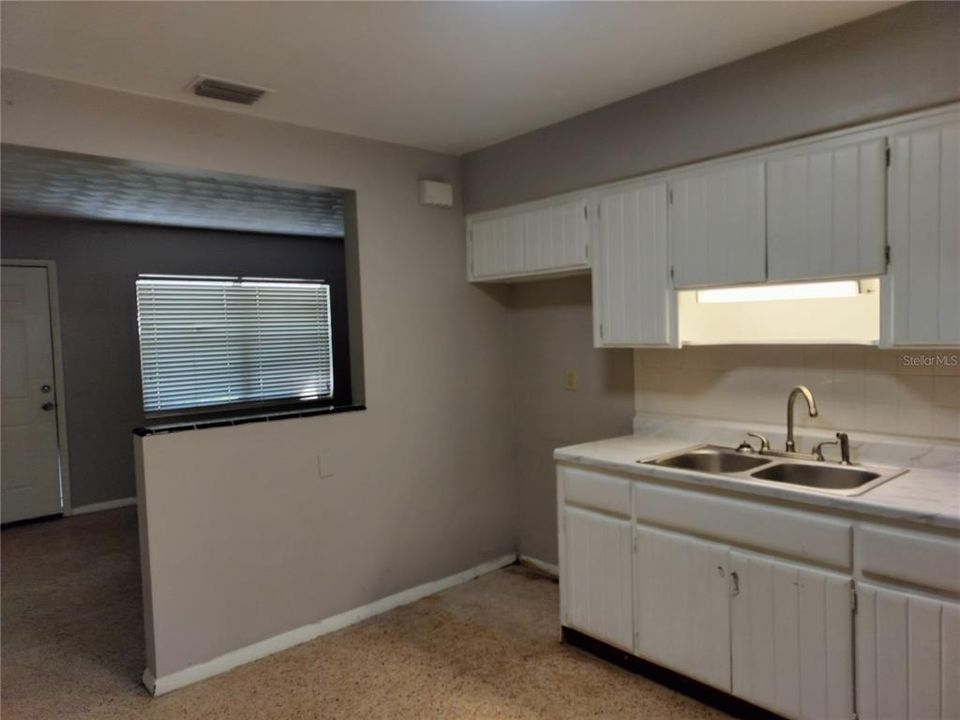 出租: $1,275 (2 贝兹, 1 浴室, 960 平方英尺)