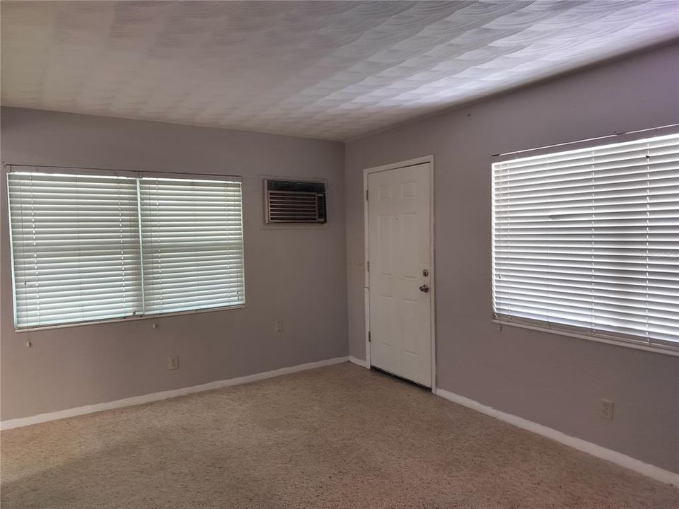 出租: $1,275 (2 贝兹, 1 浴室, 960 平方英尺)