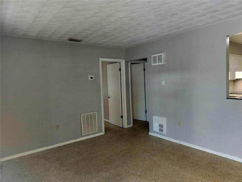 出租: $1,275 (2 贝兹, 1 浴室, 960 平方英尺)