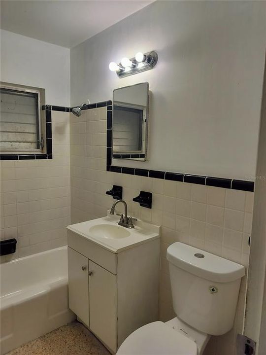 出租: $1,275 (2 贝兹, 1 浴室, 960 平方英尺)