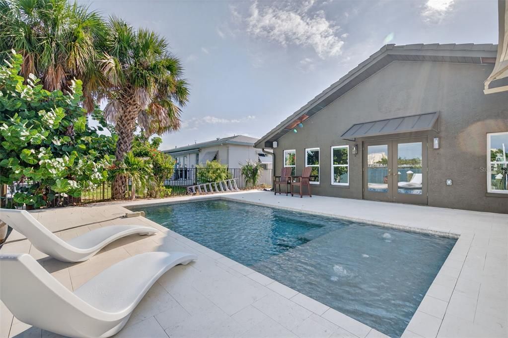 Active With Contract: $800,000 (2 beds, 2 baths, 1375 Square Feet)