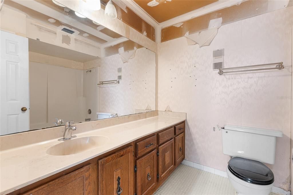 For Sale: $129,000 (2 beds, 2 baths, 1087 Square Feet)