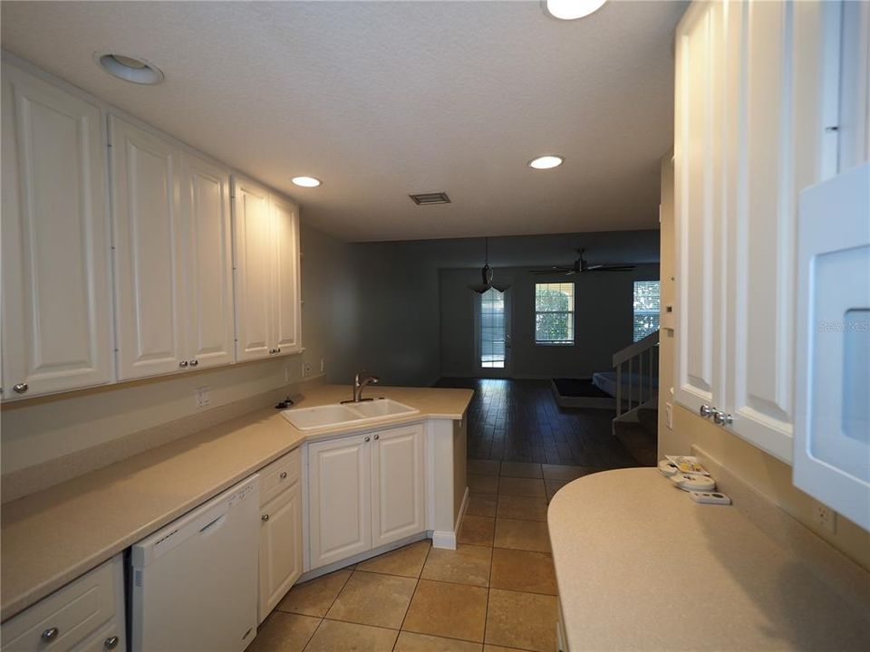 For Rent: $2,100 (3 beds, 2 baths, 1652 Square Feet)