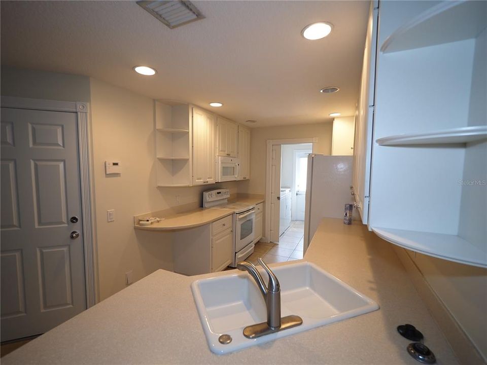 For Rent: $2,100 (3 beds, 2 baths, 1652 Square Feet)