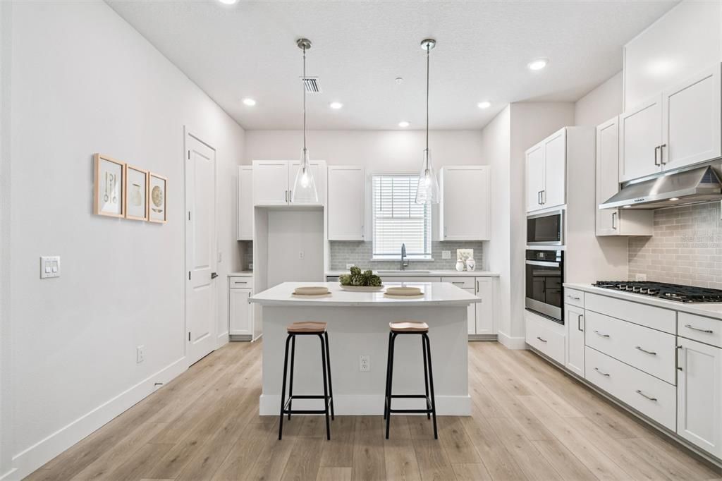 合同活跃: $499,990 (3 贝兹, 3 浴室, 1952 平方英尺)