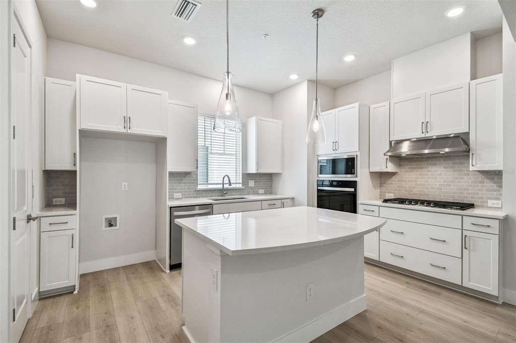 合同活跃: $499,990 (3 贝兹, 3 浴室, 1952 平方英尺)