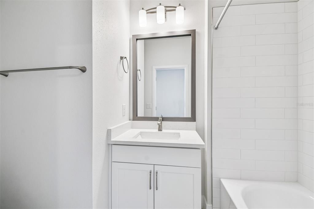 合同活跃: $499,990 (3 贝兹, 3 浴室, 1952 平方英尺)