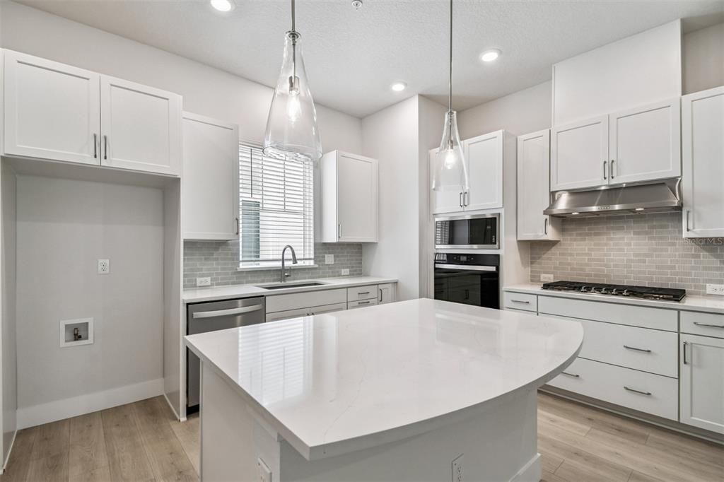 合同活跃: $499,990 (3 贝兹, 3 浴室, 1952 平方英尺)