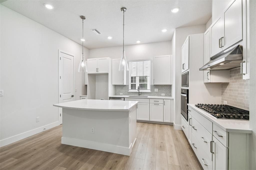 合同活跃: $499,990 (3 贝兹, 3 浴室, 1952 平方英尺)