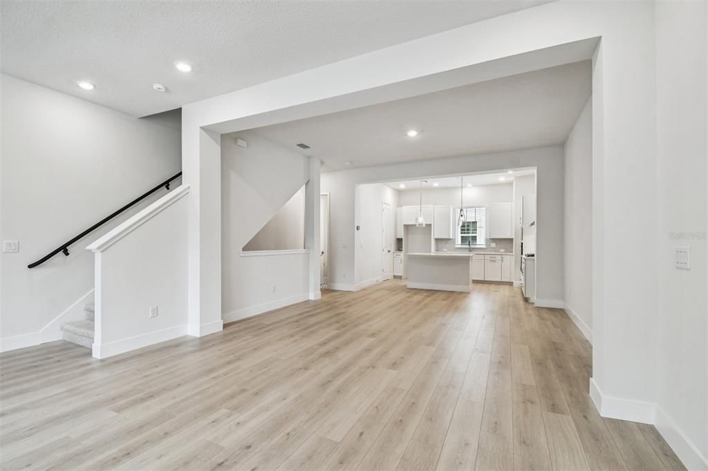 合同活跃: $499,990 (3 贝兹, 3 浴室, 1952 平方英尺)