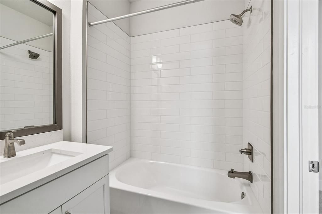 合同活跃: $499,990 (3 贝兹, 3 浴室, 1952 平方英尺)