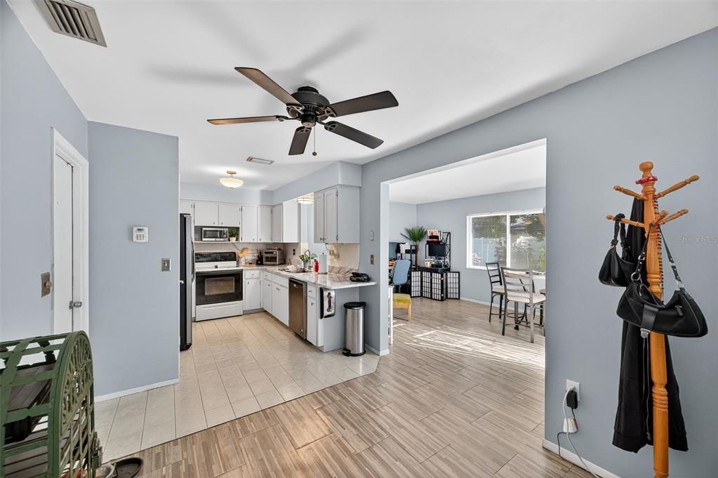 Active With Contract: $400,000 (2 beds, 2 baths, 1172 Square Feet)