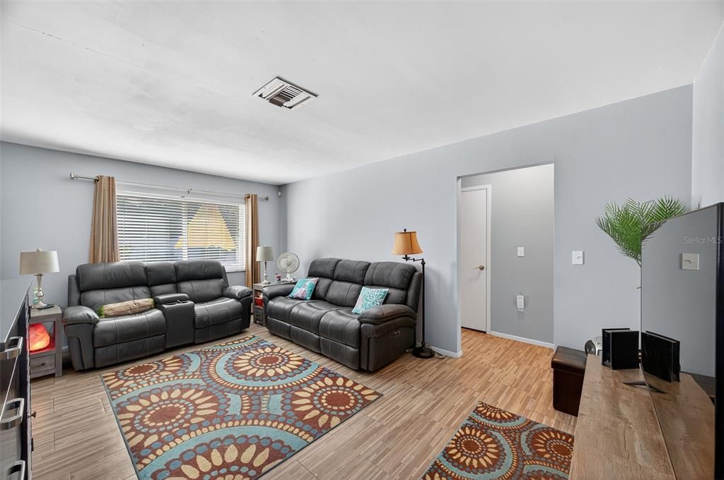 Active With Contract: $400,000 (2 beds, 2 baths, 1172 Square Feet)