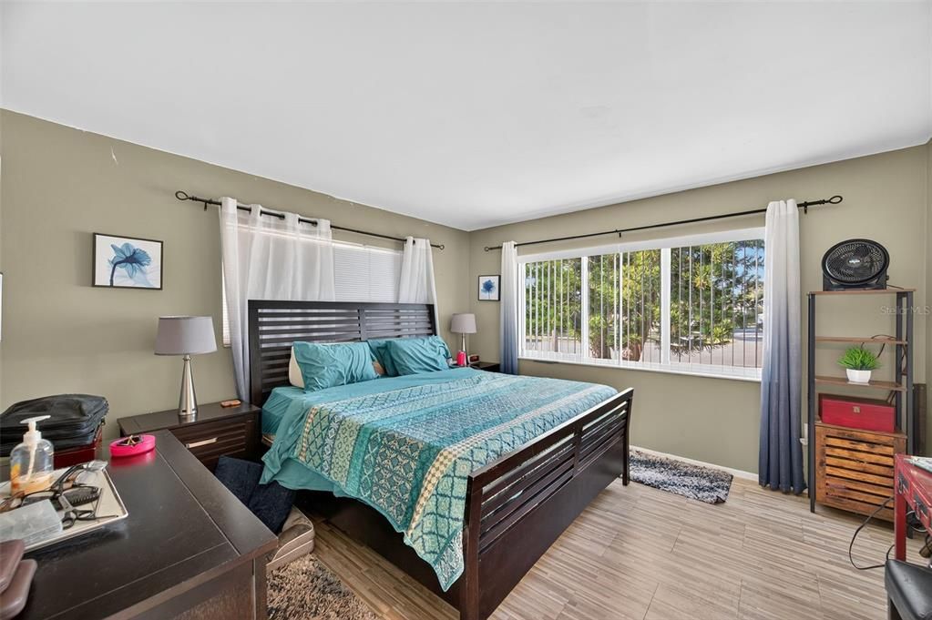 Active With Contract: $400,000 (2 beds, 2 baths, 1172 Square Feet)