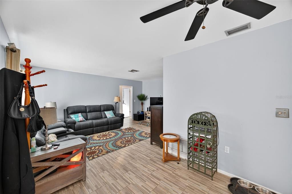 Active With Contract: $400,000 (2 beds, 2 baths, 1172 Square Feet)