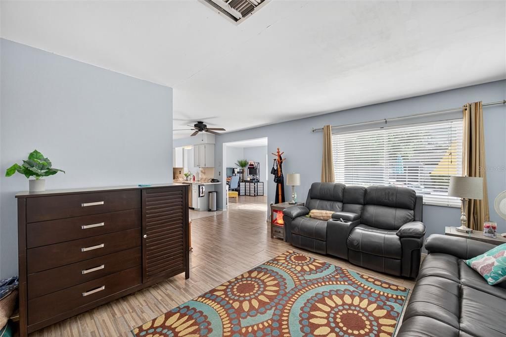 Active With Contract: $400,000 (2 beds, 2 baths, 1172 Square Feet)