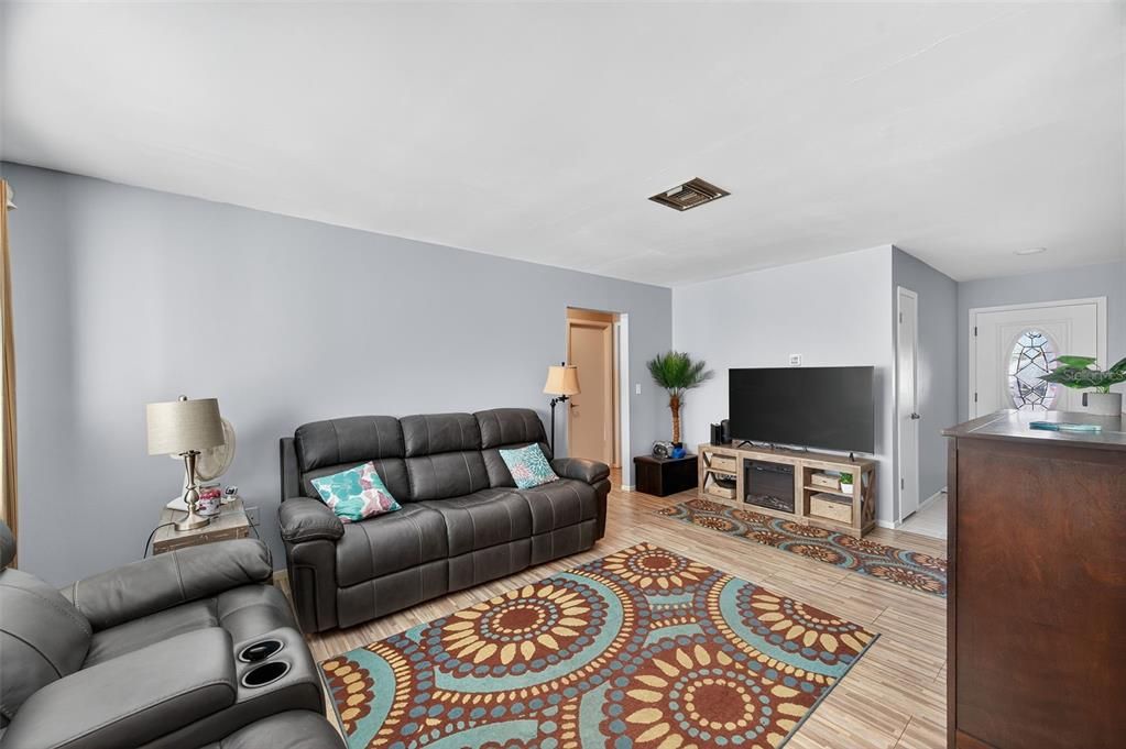 Active With Contract: $400,000 (2 beds, 2 baths, 1172 Square Feet)