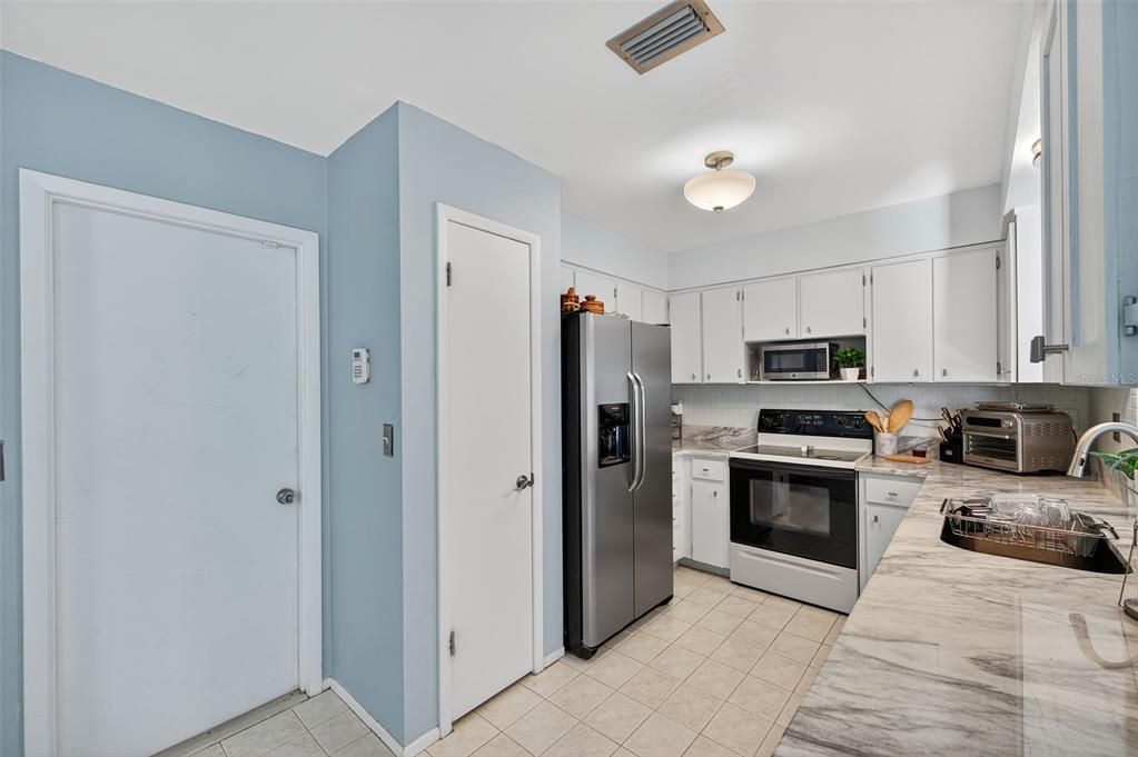 Active With Contract: $400,000 (2 beds, 2 baths, 1172 Square Feet)