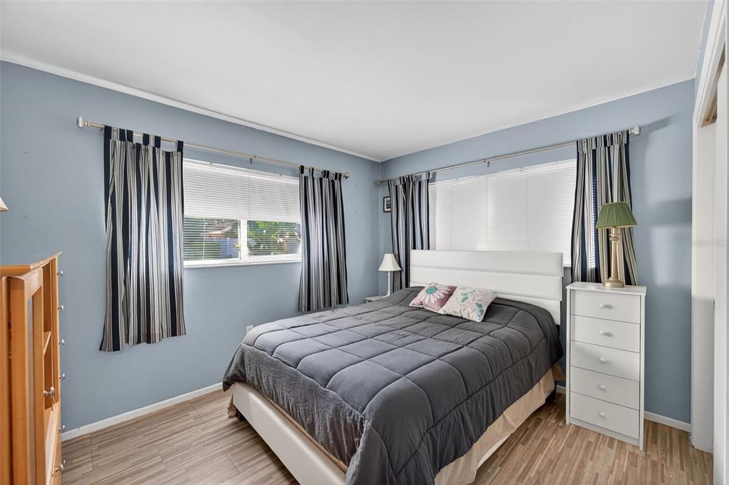 Active With Contract: $400,000 (2 beds, 2 baths, 1172 Square Feet)