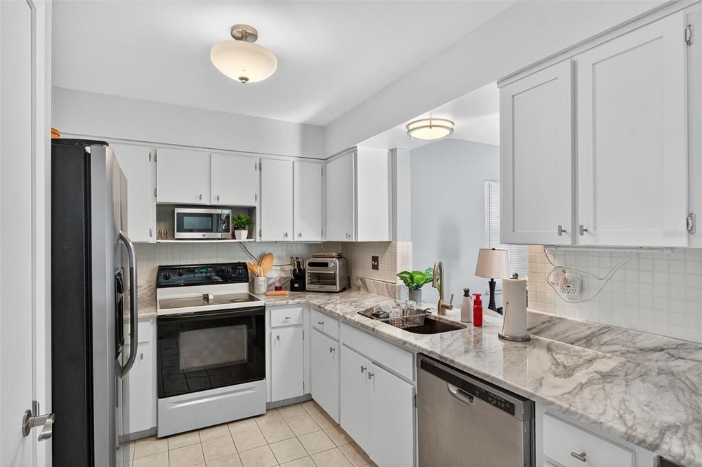 Active With Contract: $400,000 (2 beds, 2 baths, 1172 Square Feet)