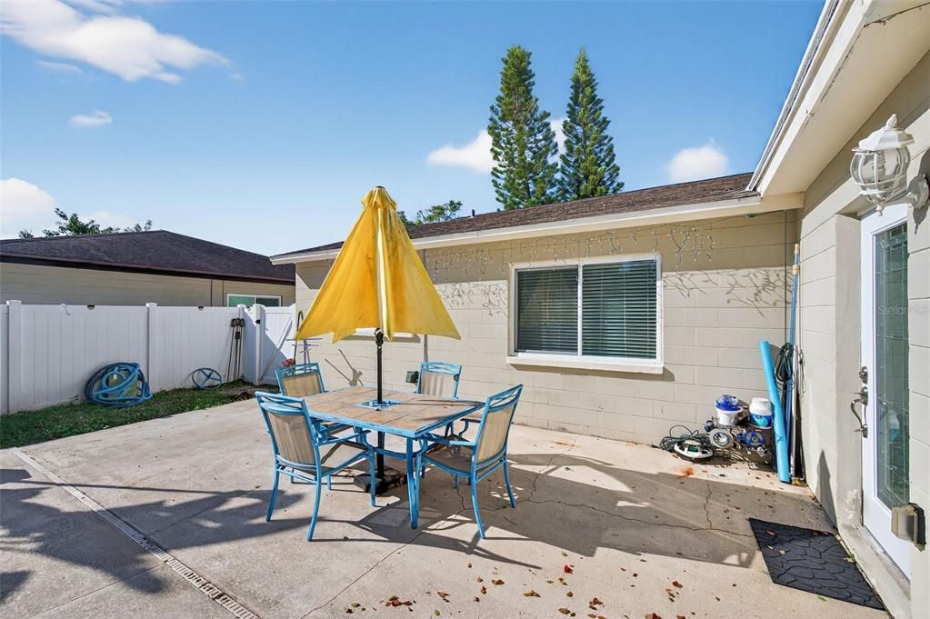 Active With Contract: $400,000 (2 beds, 2 baths, 1172 Square Feet)