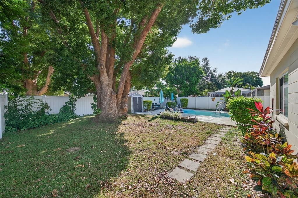 Active With Contract: $400,000 (2 beds, 2 baths, 1172 Square Feet)