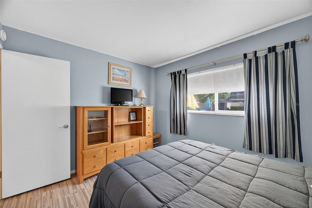 Active With Contract: $400,000 (2 beds, 2 baths, 1172 Square Feet)