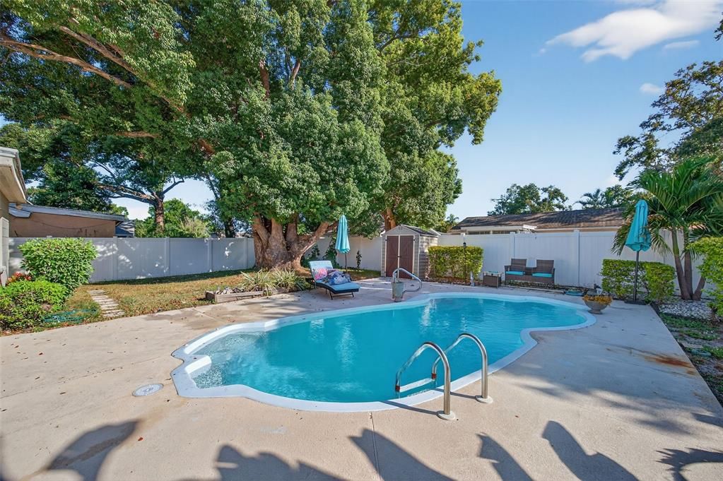 Active With Contract: $400,000 (2 beds, 2 baths, 1172 Square Feet)