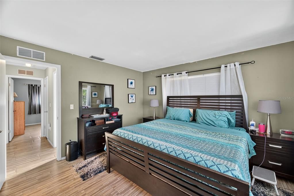 Active With Contract: $400,000 (2 beds, 2 baths, 1172 Square Feet)