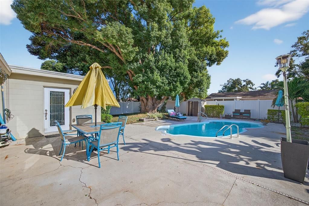 Active With Contract: $400,000 (2 beds, 2 baths, 1172 Square Feet)