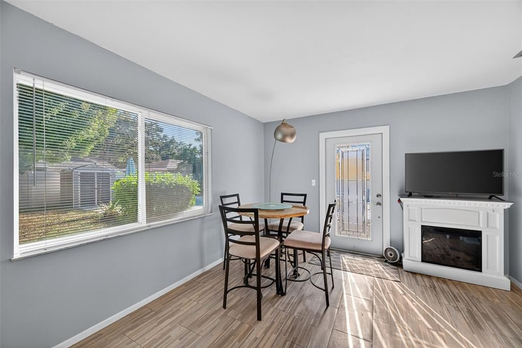 Active With Contract: $400,000 (2 beds, 2 baths, 1172 Square Feet)