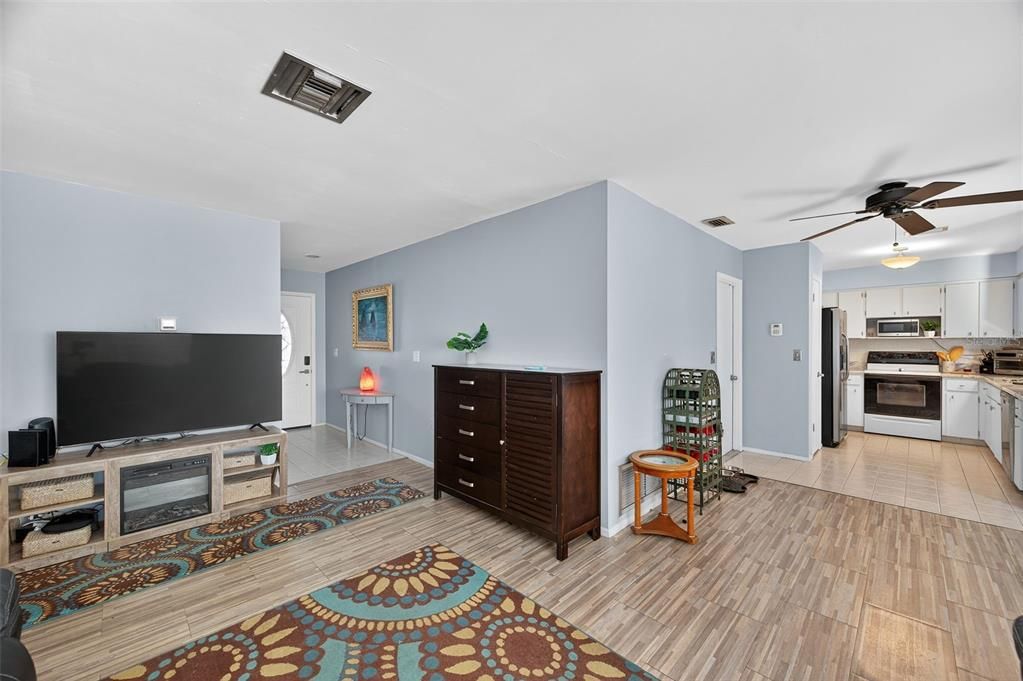 Active With Contract: $400,000 (2 beds, 2 baths, 1172 Square Feet)