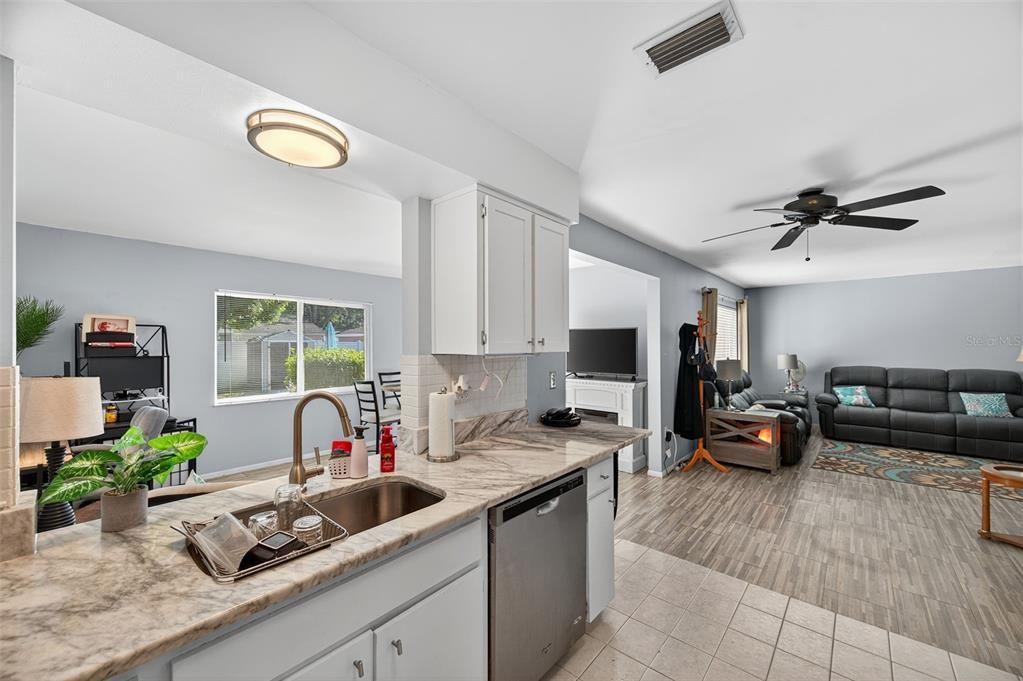 Active With Contract: $400,000 (2 beds, 2 baths, 1172 Square Feet)