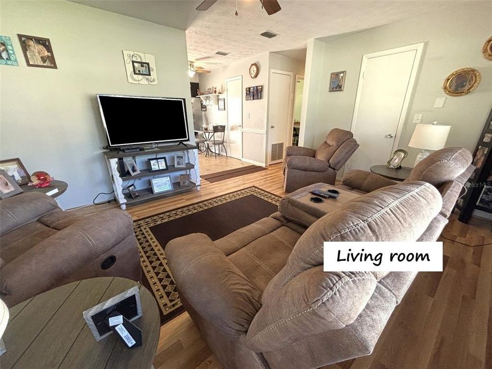 待售: $240,000 (3 贝兹, 2 浴室, 1024 平方英尺)